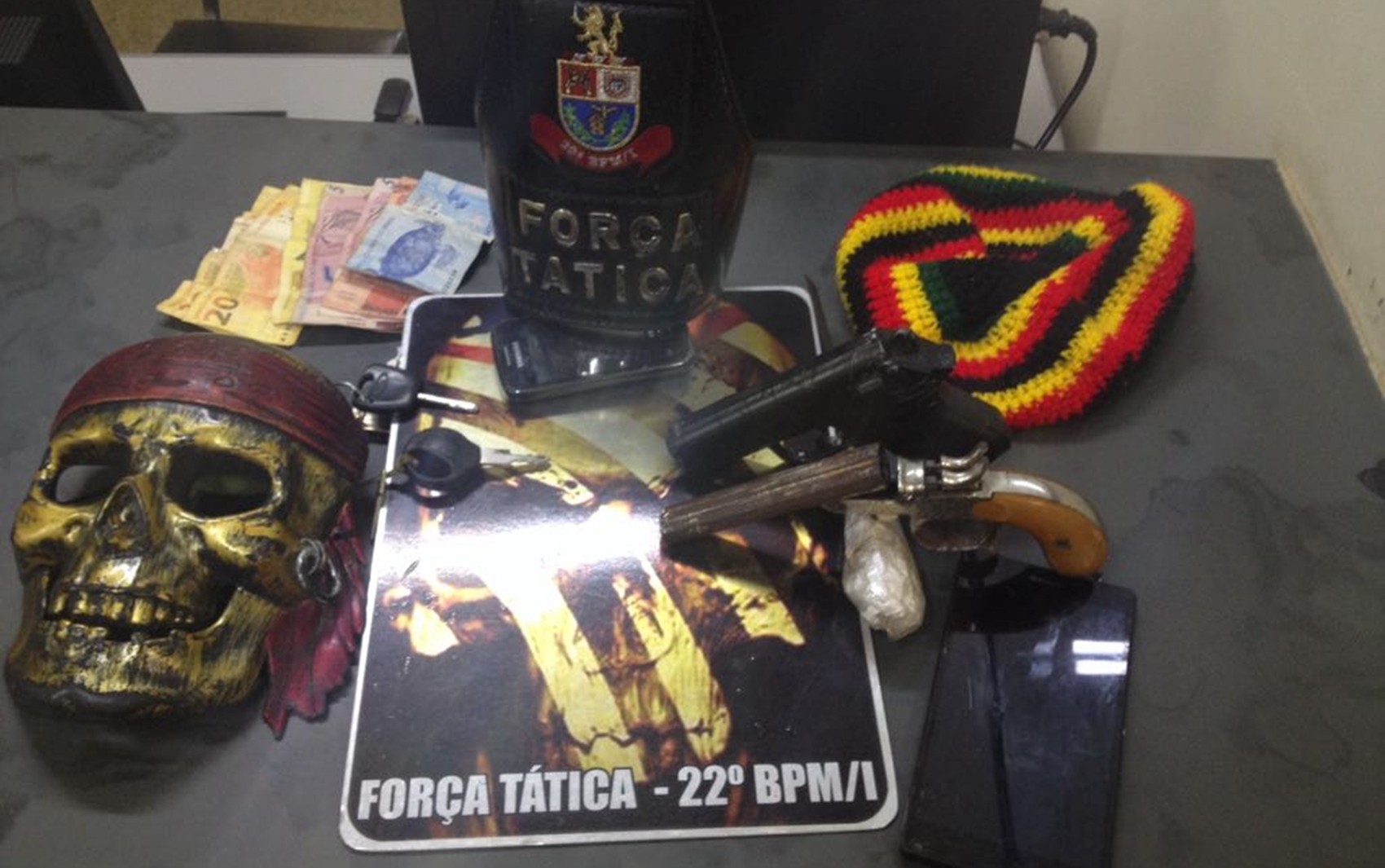 Suspeitos de roubo são presos com armas e máscara de 'caveira pirata'