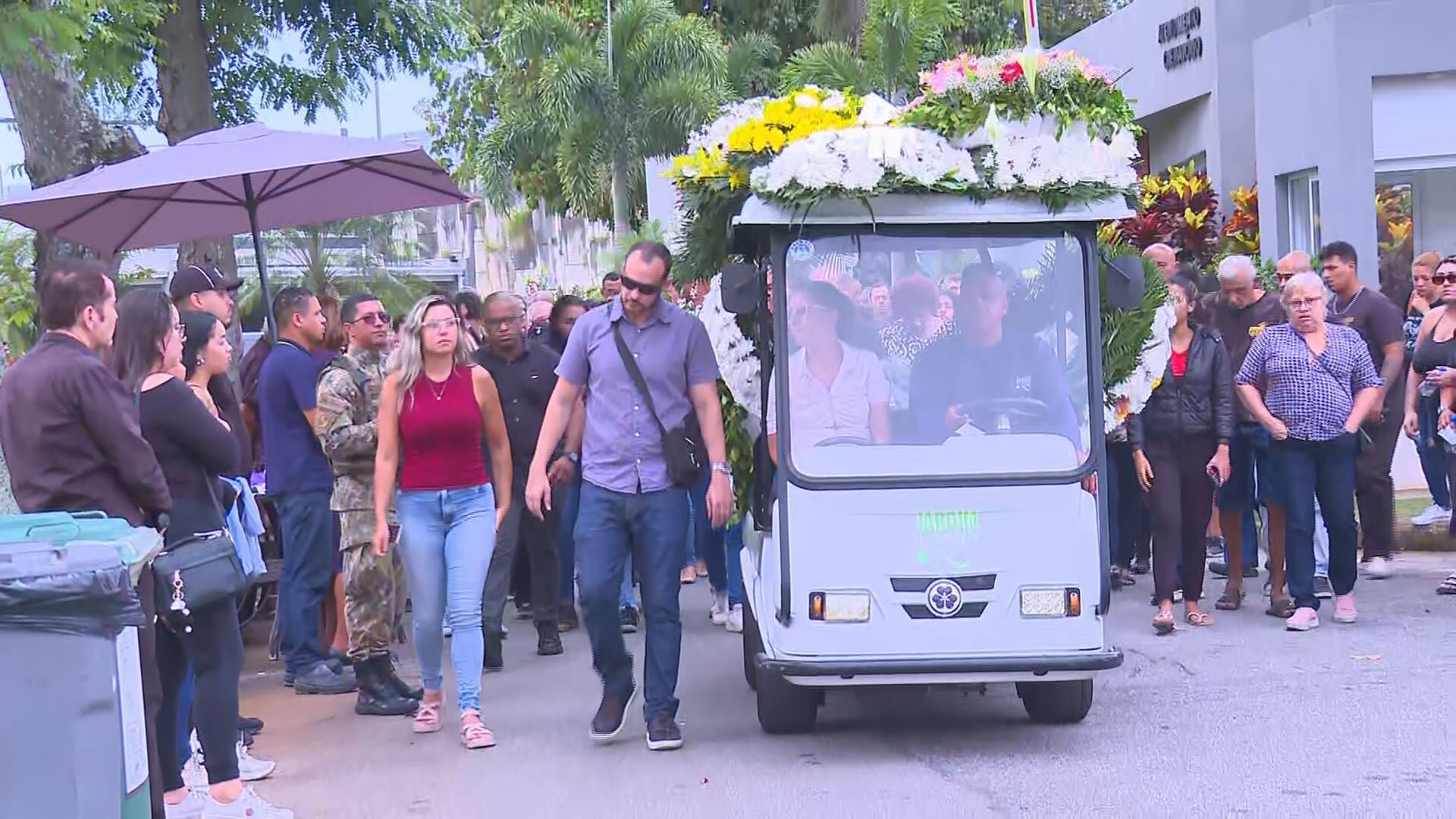 Corpo de jovem morta com sinais de espancamento é enterrado: 'Ela foi julgada e condenada, mas não pela Justiça', diz pai