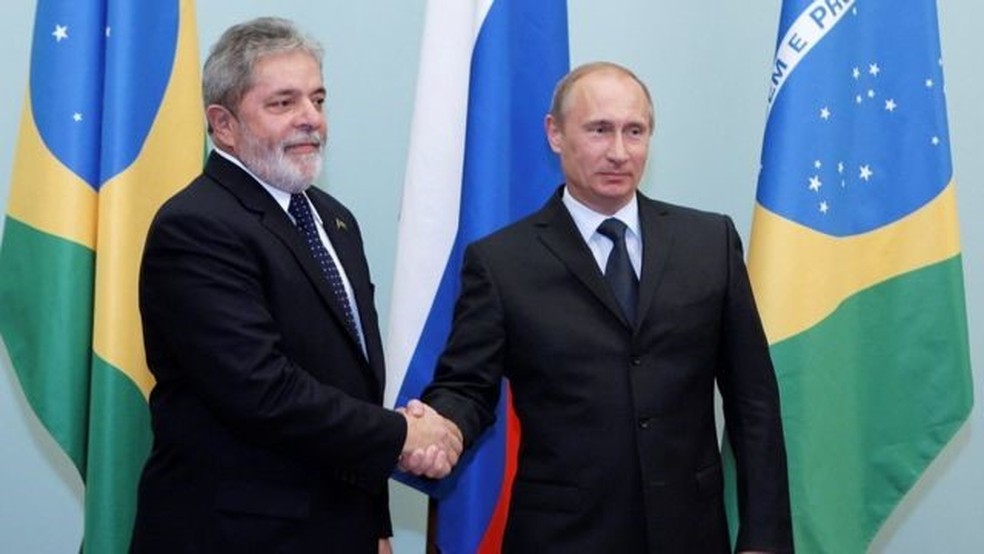 Lula e Putin durante em encontro em Moscou em 2010 — Foto: Reuters/Via BBC
