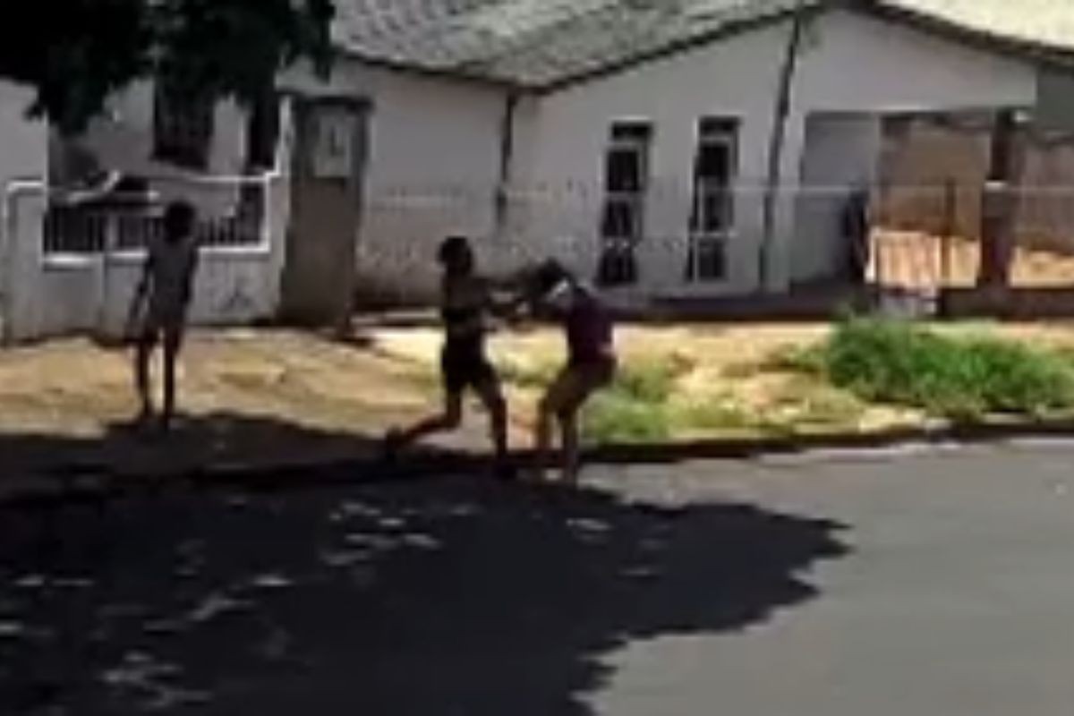 Mãe é presa por espancar filhas adolescentes no meio da rua após elas se recusarem a acompanhá-la em festa, no Paraná