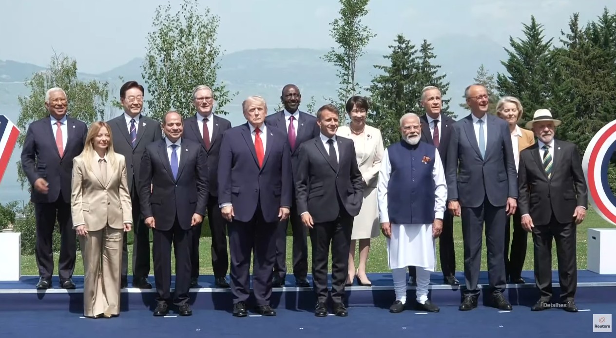 Lula e Trump posam juntos na foto oficial do G7 em meio a tensão por tarifas