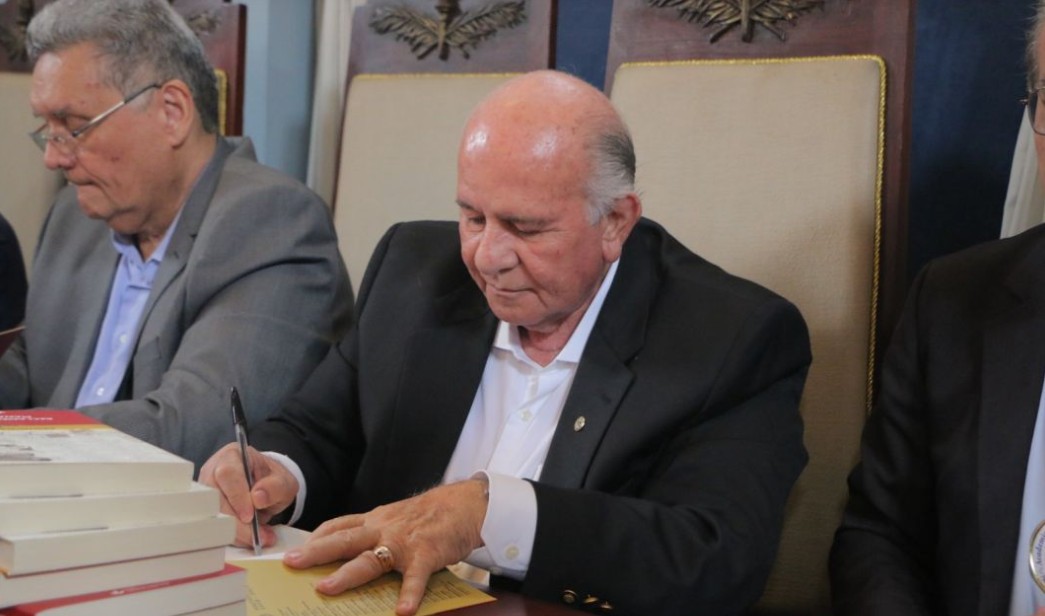 Academia Amazonense de Letras elege jornalista e historiador Abrahim Baze como novo presidente