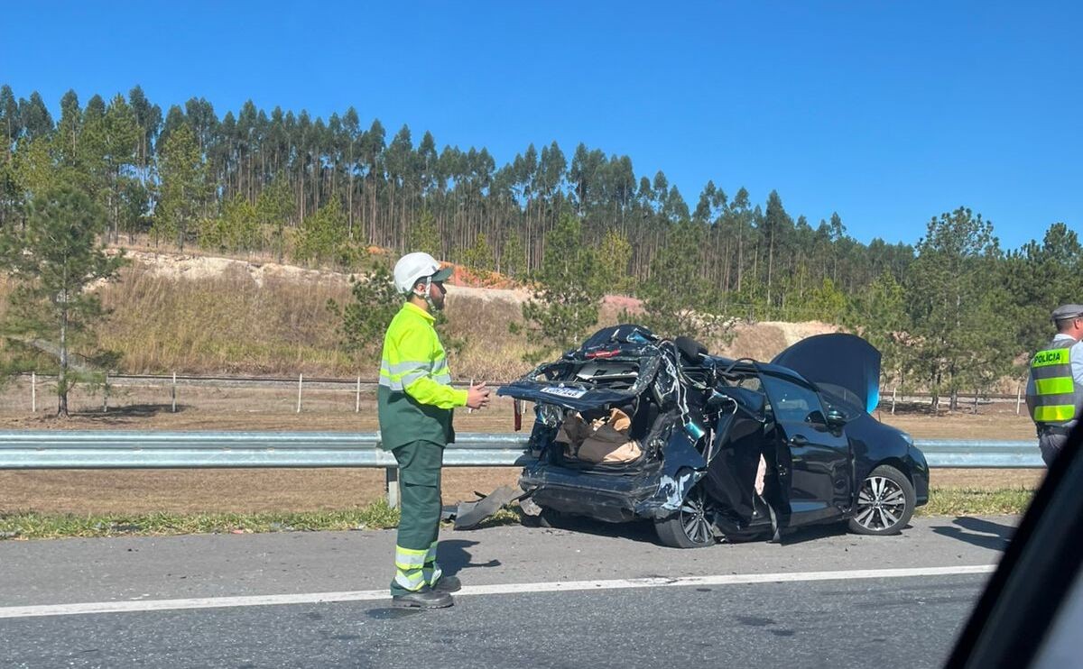 Acidente com carreta deixa casal ferido e causa congestionamento na Ayrton Senna