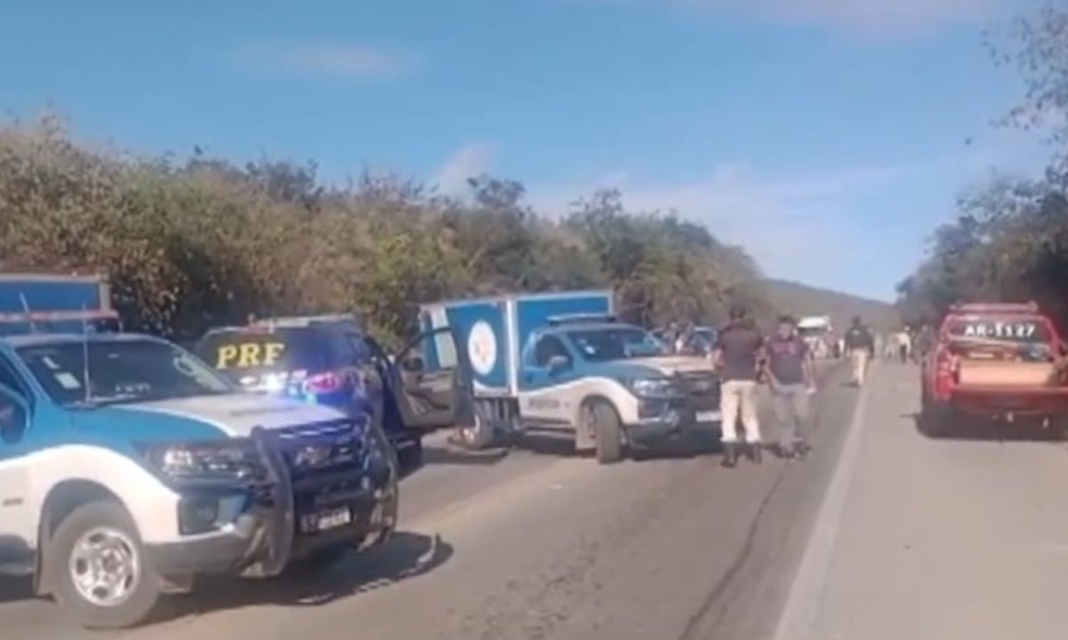 Batida entre carro e carreta mata quatro pessoas na Bahia — Foto: Reprodução/TV Bahia