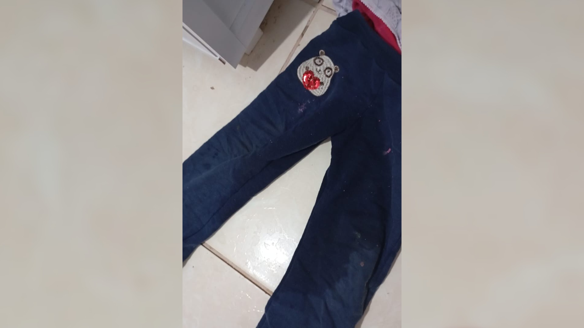 Mãe denuncia escola após filha de 3 anos voltar suja de fezes e urina para casa em Itapetininga