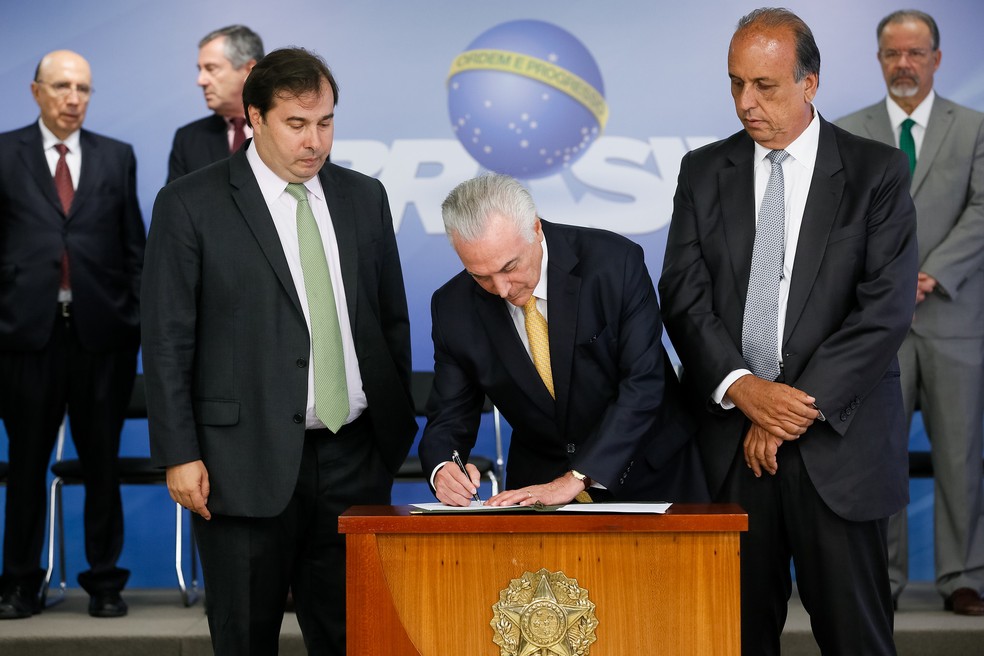 Temer assina decreto de intervenção federal no RJ durante cerimônia em Brasília nesta sexta-feira (16) — Foto: Beto Barata/Presidência da República