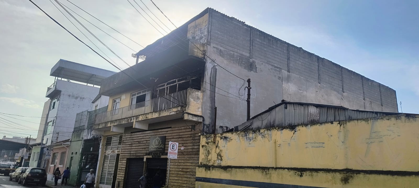 Imóvel com casal de idosos pega fogo em Mogi das Cruzes