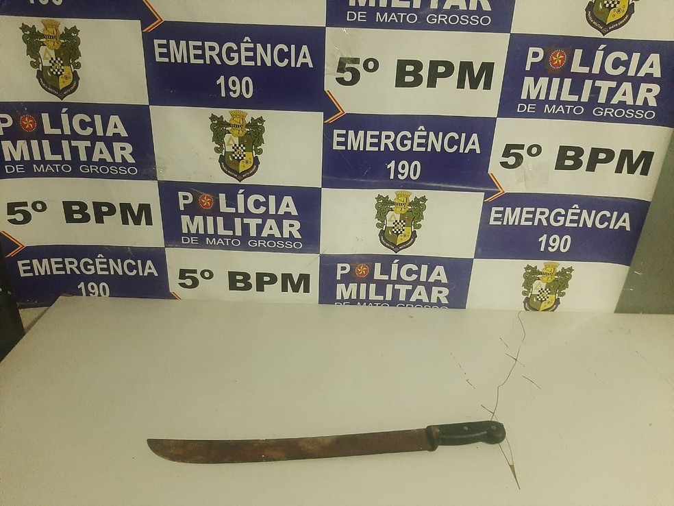 O suspeito pegou um facão e deu um golpe no motorista — Foto: Polícia Militar