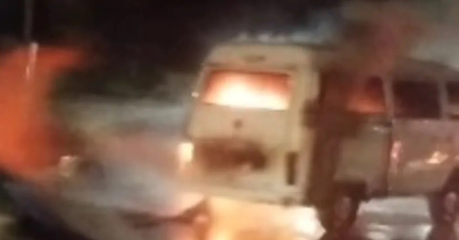 Kombi fica destruída após pegar fogo em avenida em Maceió