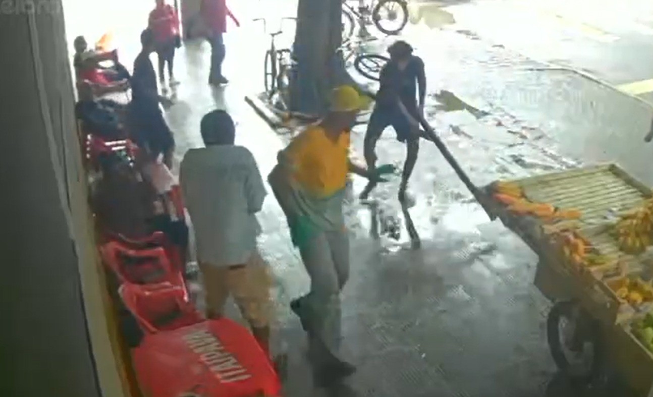 VÍDEO: 'Você me atrapalhou a roubar uma bicicleta', diz homem antes de dar pauladas em gari 