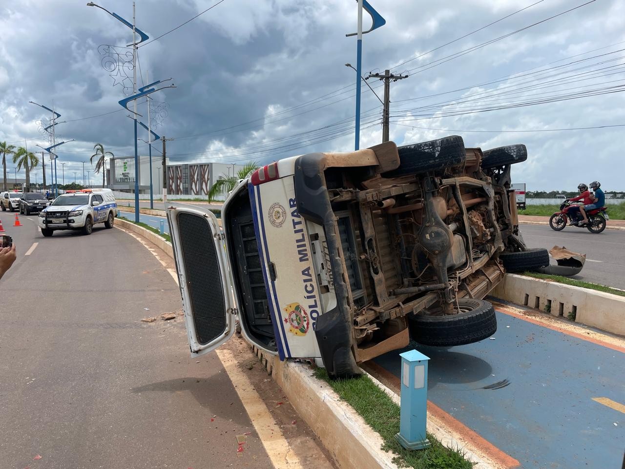 Viatura da PM capota e vai parar em ciclofaixa de avenida em Rio Branco; VÍDEO