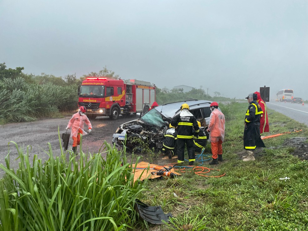 Pai e filho estavam no carro que seguia do Par para Gois  Foto: Corpo de Bombeiros