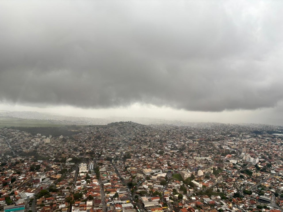 Céu nublado e chuva em Belo Horizonte — Foto: Raquel Freitas/TV Globo