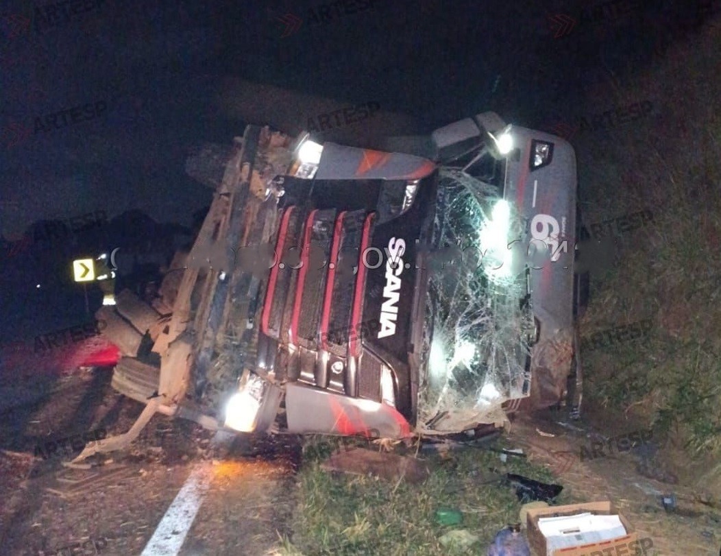 Carreta com 47 toneladas de cana tomba em rodovia de Limeira após motorista dormir ao volante, diz Artesp