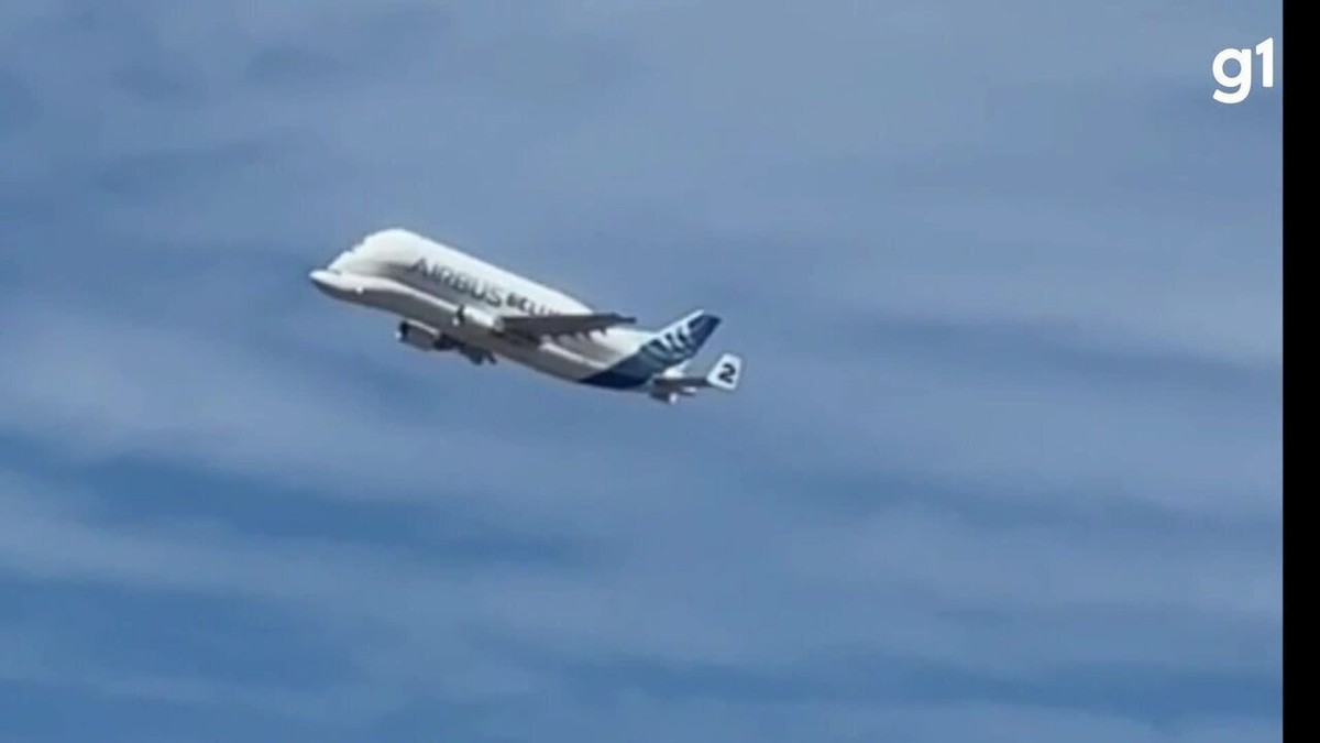 Beluga sobrevoa Bar Avião