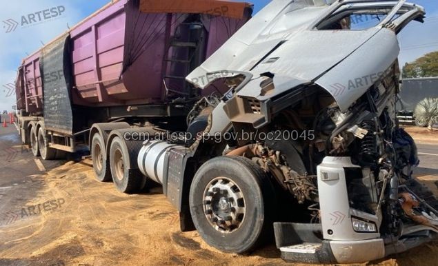 Caminhoneiro fica preso às ferragens ao sofrer acidente em rodovia de Itaí