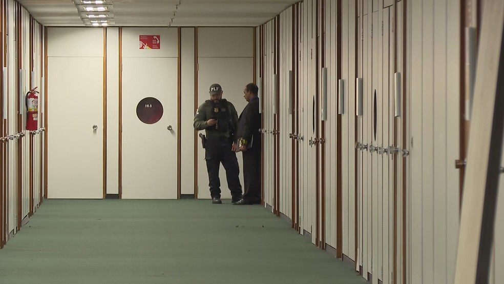 Polícia Federal faz busca no gabinete do deputado federal Alexandre Ramagem — Foto: TV Globo/Reprodução