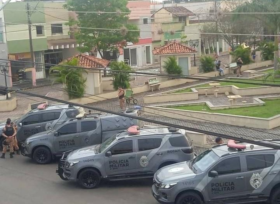Criminosos explodem agência bancária  invadem outra em Guapirama — Foto: Marcelo Fernandes/colaboração