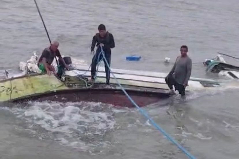 Pescadores sobrevivem após ficarem em cima de barco que virou na foz do Rio Oiapoque, no AP