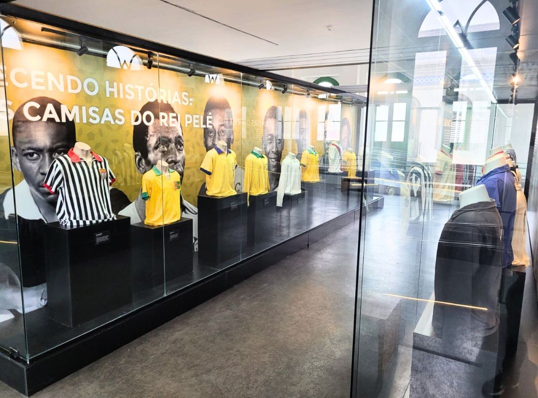 Museu Pelé abre exposição de réplicas de uniformes utilizados pelo Rei do Futebol