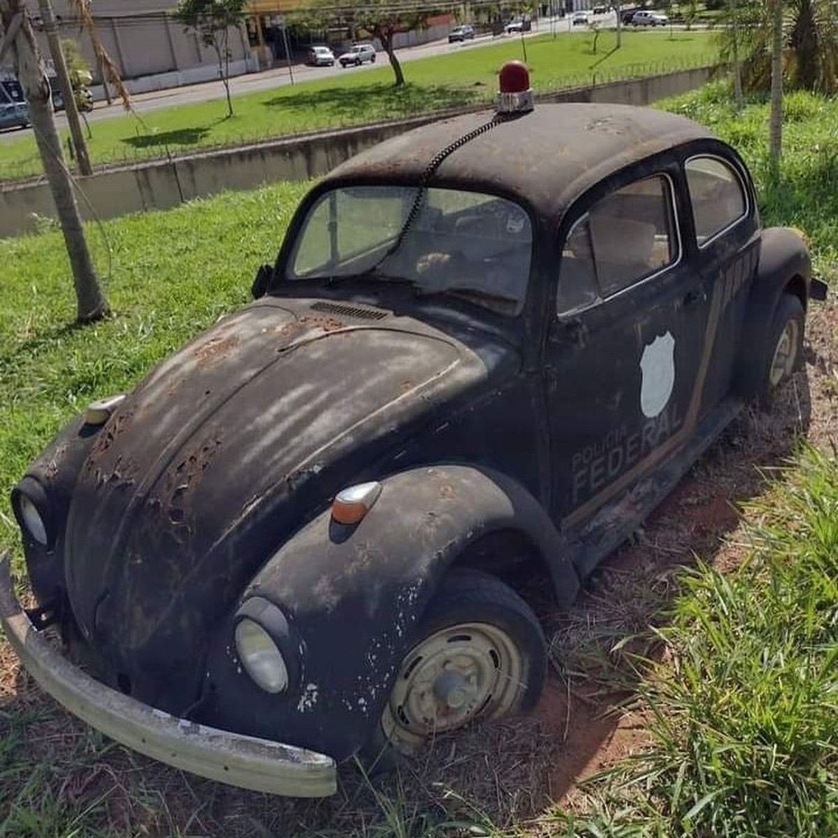 Conheça a história do mineiro que mora dentro de um fusca - Gerais - Estado  de Minas