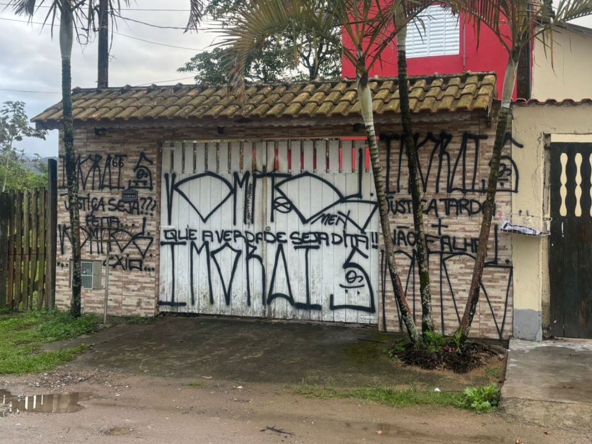 Segunda casa usada como base de grupo que matou ex-delegado é pichada no litoral de SP