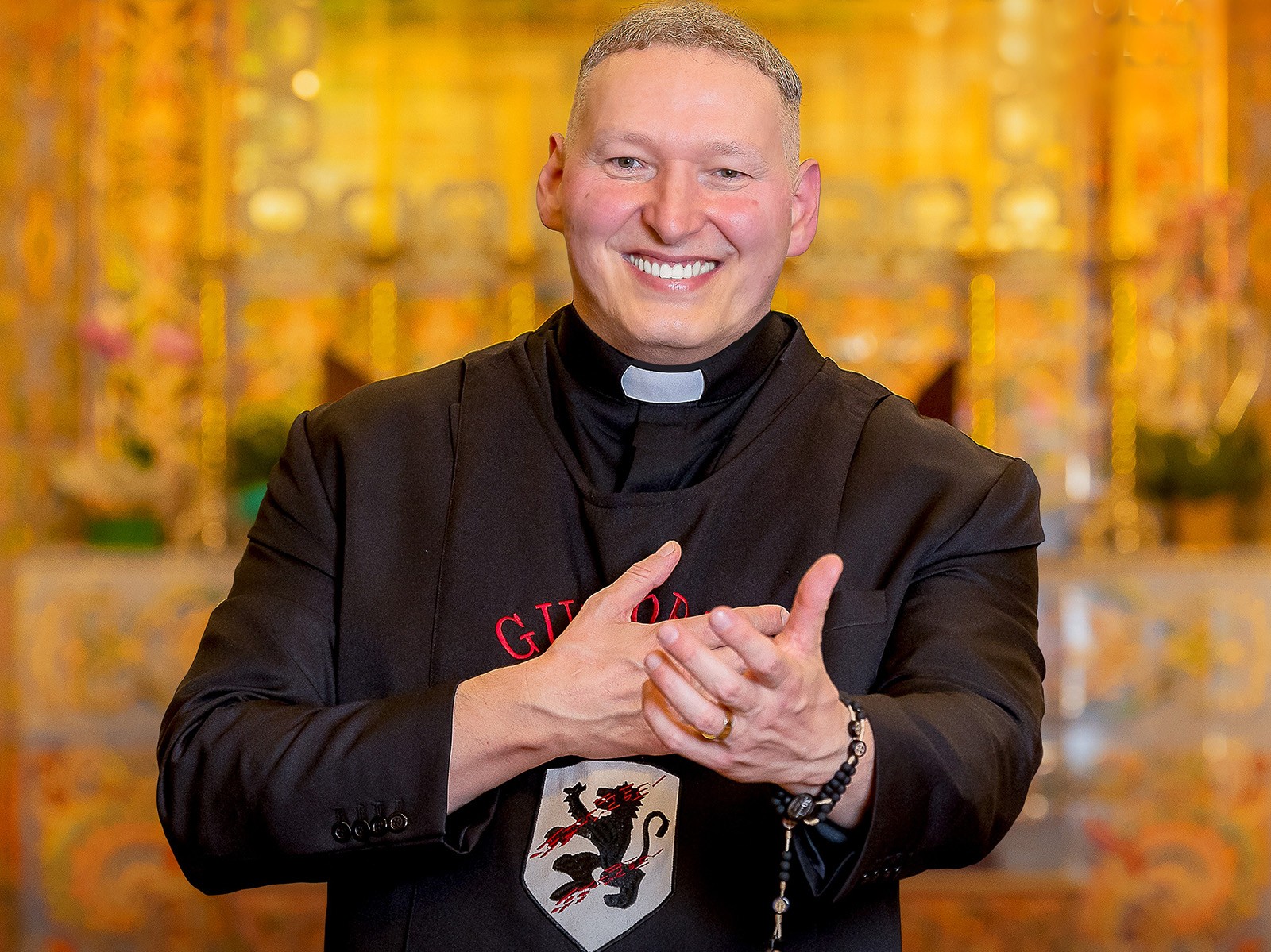 Padre Marcelo Rossi sobe 'A montanha' com Roberto Carlos em 'Amorização 2'