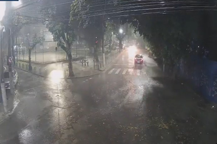 Chuva atinge vários bairros do Rio e causa pontos de alagamento na Zona Norte; Defesa Civil envia alerta nos celulares