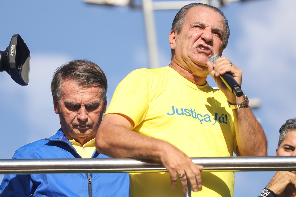 O pastor Silas Malafaia (d) discursa durante ato em apoio ao ex-presidente Jair Bolsonaro (PL)(e), na Avenida Paulista, na região centro-sul da cidade de São Paulo, na tarde deste domingo, 29 de junho de 2025. — Foto: Gabriel Silva/Estadão Conteúdo