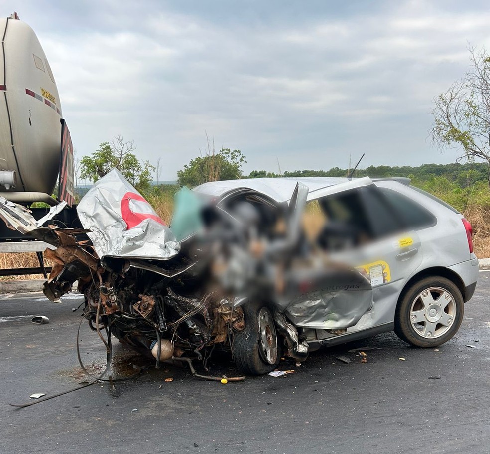 Carro ficou destrudo aps batida na BR-153  Foto: Divulgao/Bombeiros
