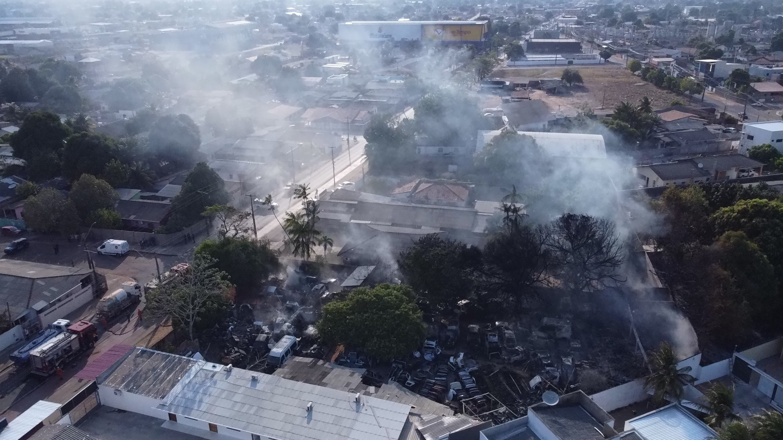 Incêndio atinge ferro-velho e fumaça se espalha por avenida na zona Oeste de Boa Vista