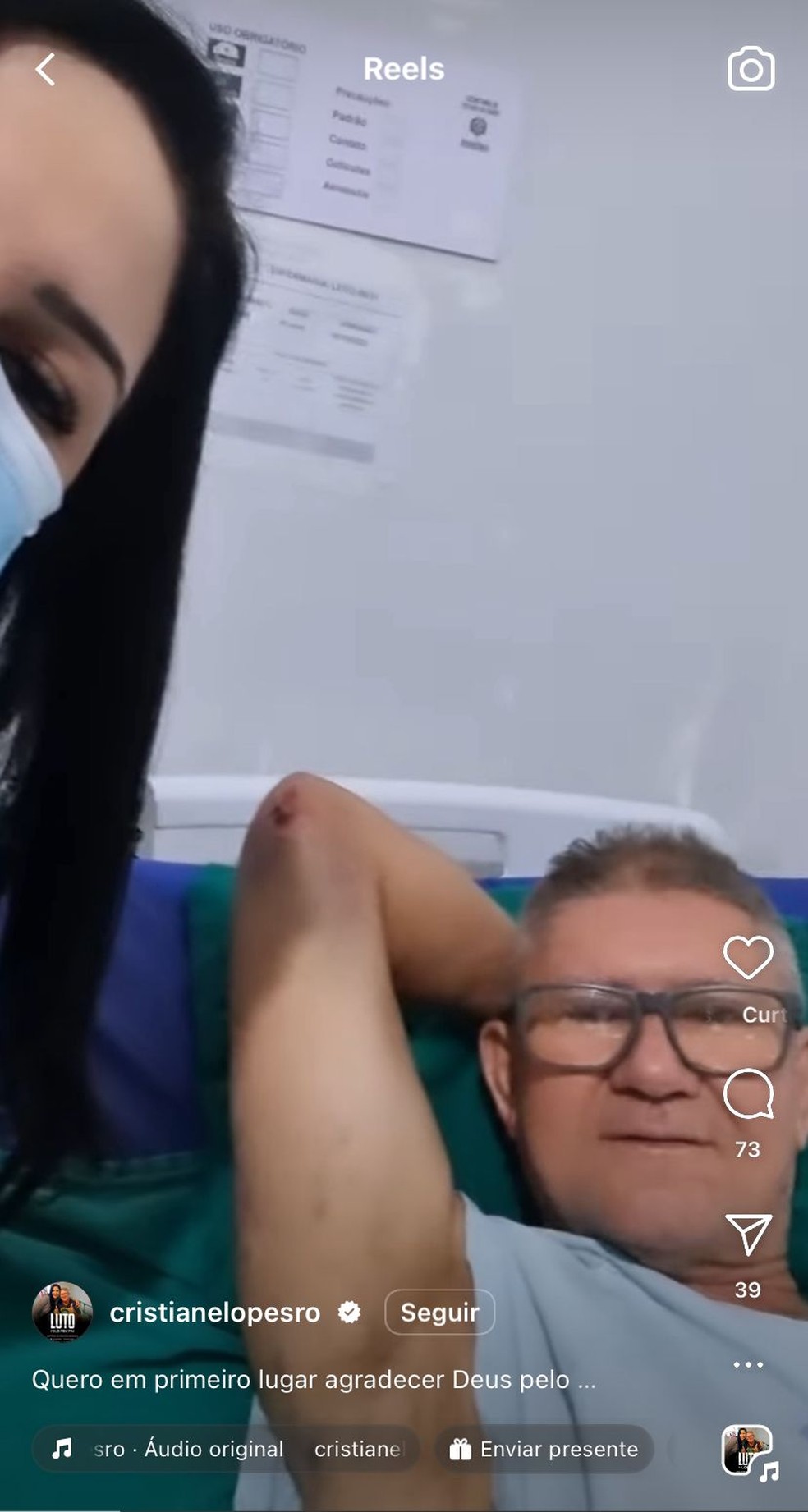 Cristiane Lopes e o pai, no hospital &mdash; Foto: Reprodu&ccedil;&atilde;o