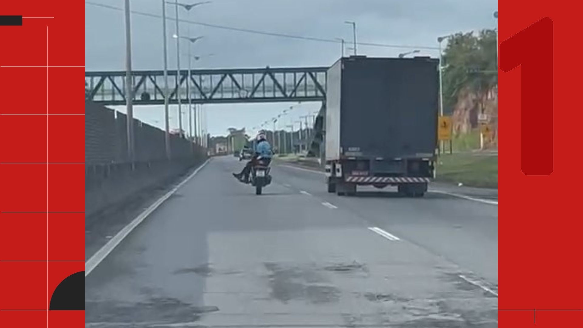 VÍDEO: motociclista é flagrado fazendo malabarismo com as pernas no meio da BR-101, no ES