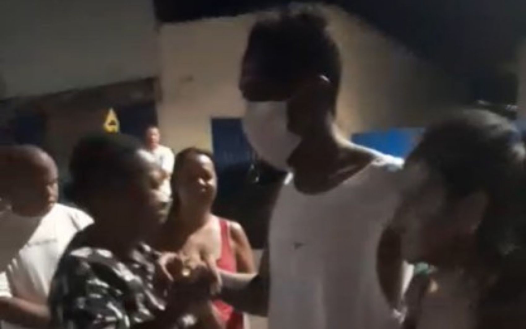 Jovem espancado durante briga generalizada em praça recebe alta no interior de SP