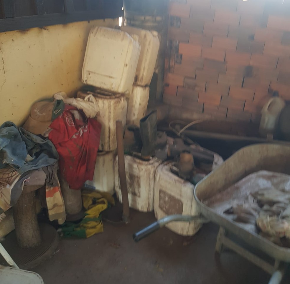 Trabalhador tinha poucos alimentos para sobreviver — Foto: MPT-MT