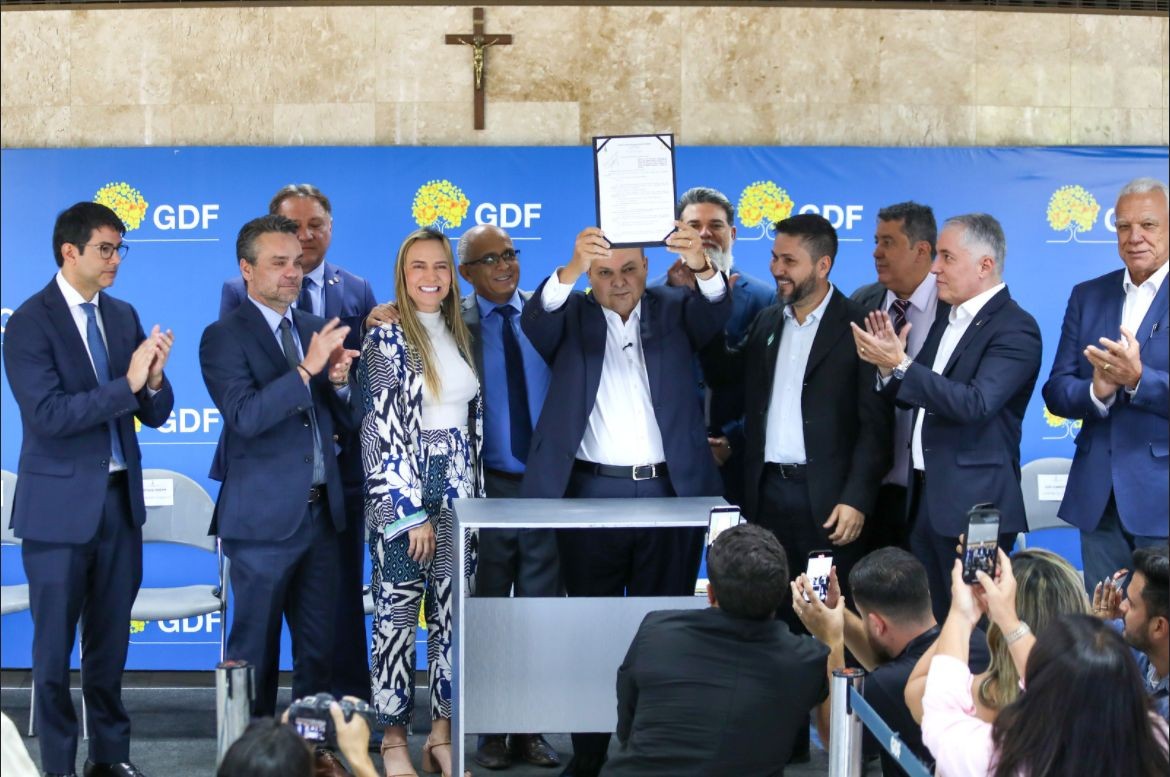Governador do DF sanciona lei que atualiza regras para o serviço de táxi; entenda mudanças