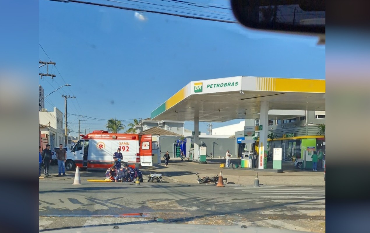 Batida entre carro e moto deixa motociclista ferido no Centro de Itapetininga