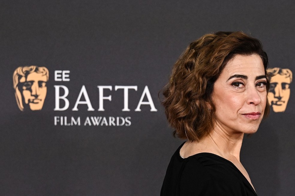 Fernanda Torres no tapete vermelho do BAFTA em Londres, neste domingo (16) — Foto: Ben Stansall/AFP