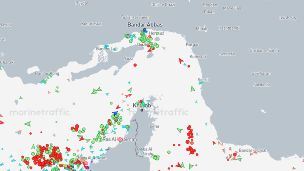 Imagens do site de monitoramento de tráfego naval MarineTraffic mostra movimentação de embarcações na região do Estreito de Ormuz, no Oriente Médio, no dia 17 de abril de 2026 — Foto: MarineTraffic/Reprodução