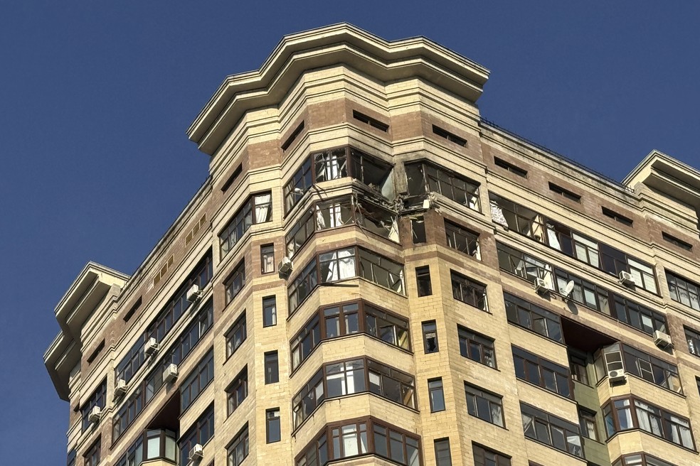 Apartamentos danificados em prédio em Moscou, na Rússia, após ataque de drones ucraniano em 11 de março de 2025. — Foto: AP