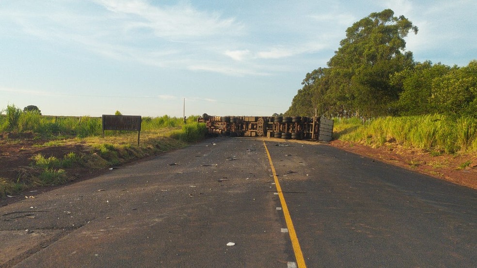 Motorista morre após colidir contra carreta na Rodovia José Jacinto de Medeiros, em Taciba (SP) — Foto: Polícia Rodoviária