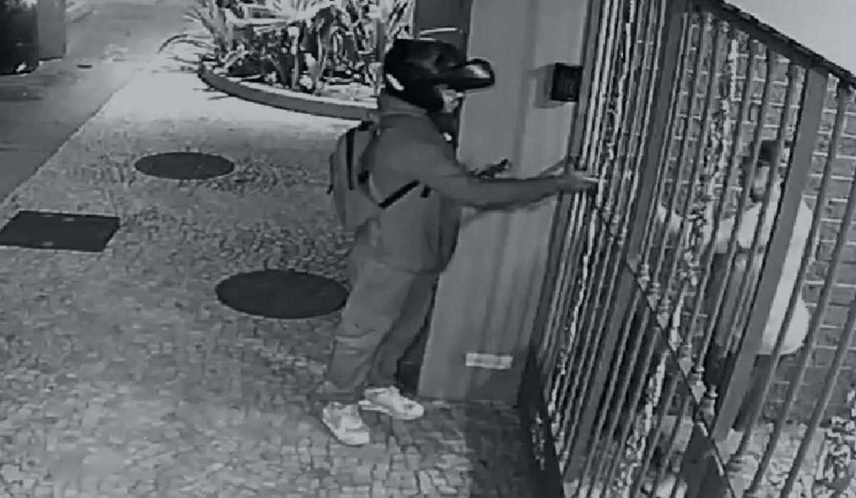 VÍDEO: homem se passa por entregador e rouba celular de idosa em Cabo Frio