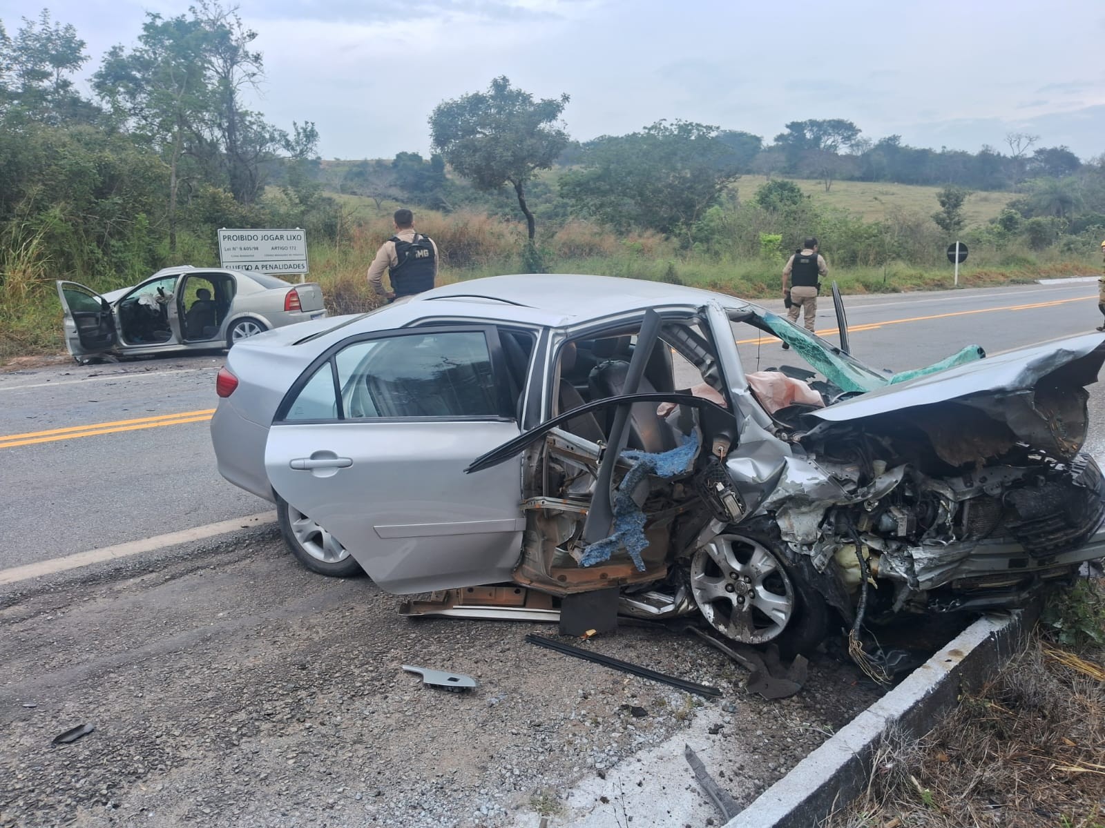 Batida de frente entre carros deixa feridos graves na BR-494, entre Divinópolis e Nova Serrana