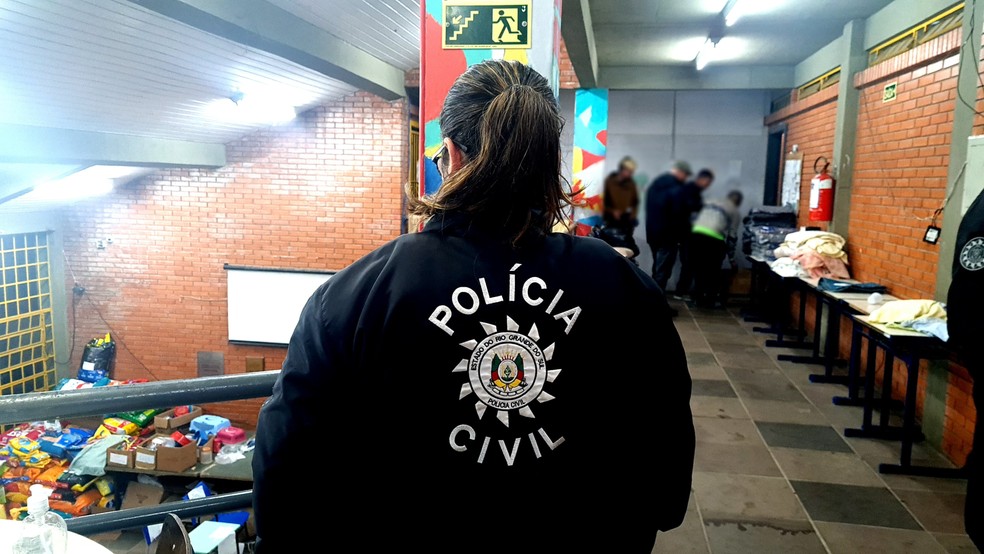 Policial trabalhando em abrigo de afetados pela cheia no RS — Foto: Polícia Civil/Divulgação