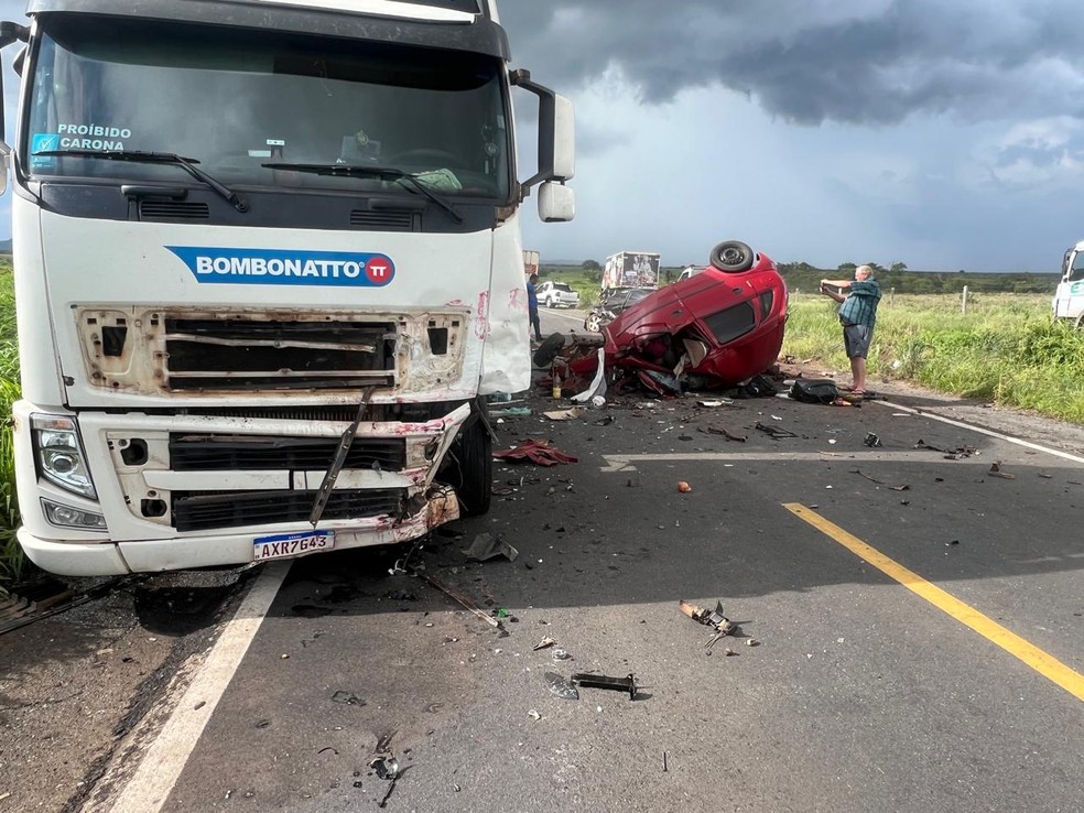 Acidente aconteceu na sexta-feira (2), na BR-135, no trecho entre os municípios de Barreiras e Riachão das Neves, no oeste da Bahia — Foto: Reprodução/Redes Sociais