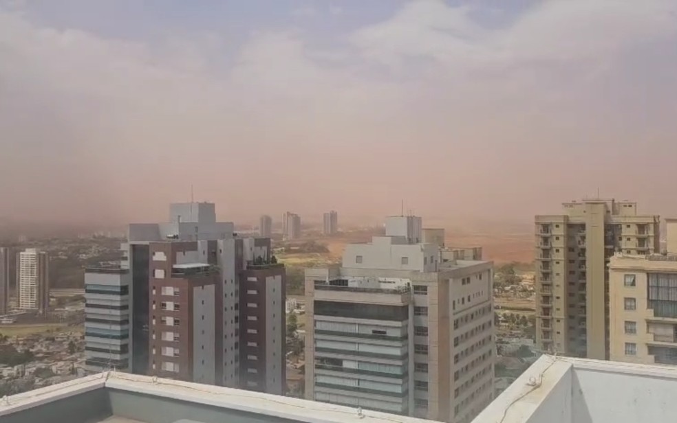 Céu em Ribeirão Preto, SP, ficou alaranjado no começo da tarde desta terça-feira (9), por causa da poeira — Foto: Redes sociais