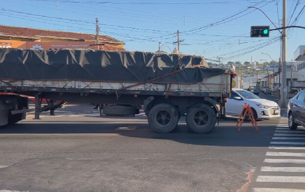 2 de 3
Parte traseira do bitrem ocupa emtade da pista da Rua Araújo Leite — Foto: César Evaristo/TV TEM