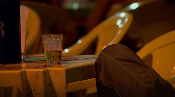 Discussão por preço de cerveja em bordel termina com homem baleado no rosto em MG
