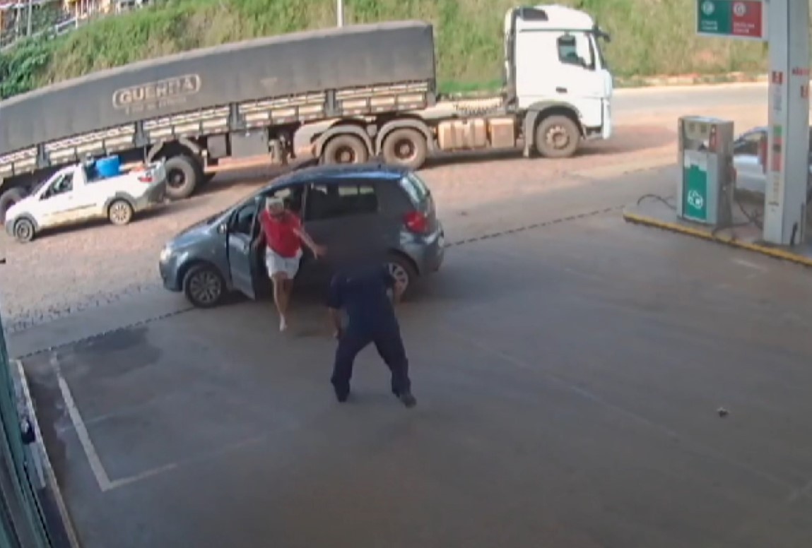 VÍDEO: motorista por aplicativo foge do carro ao ser assaltado por falso passageiro, que acaba preso