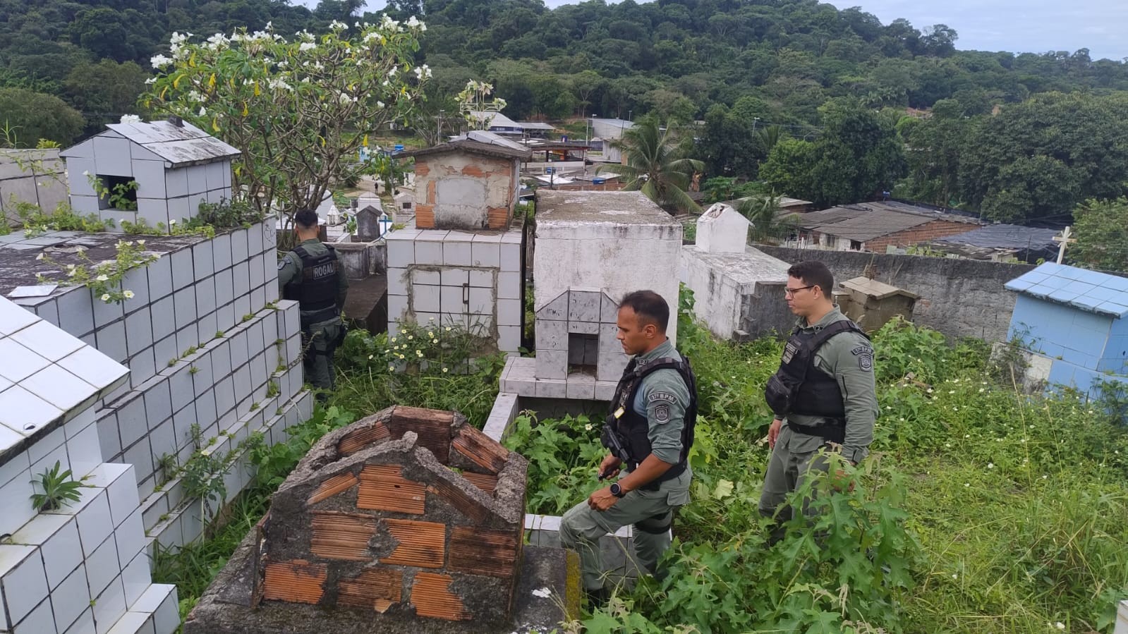 Dupla é presa após ser flagrada por drone traficando dentro de cemitério no Grande Recife